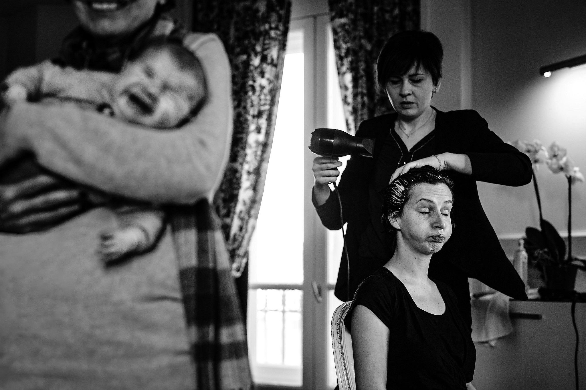 Mari&eacute;e qui souffle car son enfant n'arr&ecirc;te pas de pleurer pendant les pr&eacute;paratifs captur&eacute; par S&eacute;bastien CLAVEL photographe de Mariage &agrave; Lyon et Gen&egrave;ve