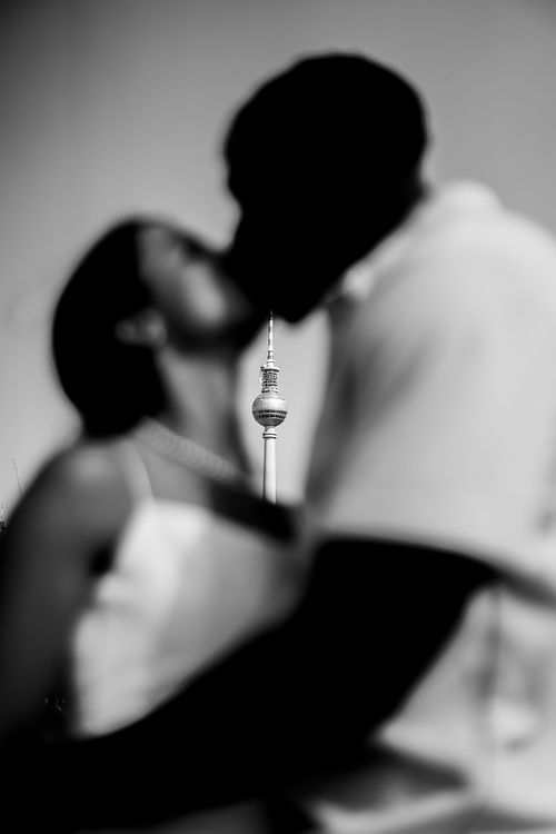 kissing couple infront of fernsehturm in berlin