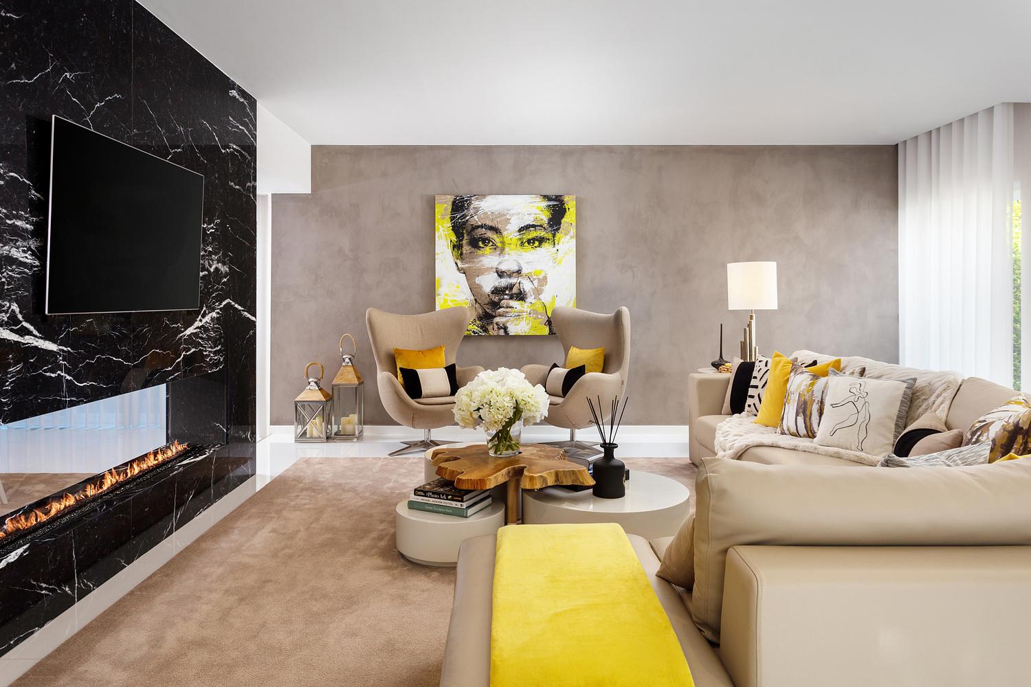 Sala de estar contempor&acirc;nea com lareira &ndash; fotografia de interiores residencial.