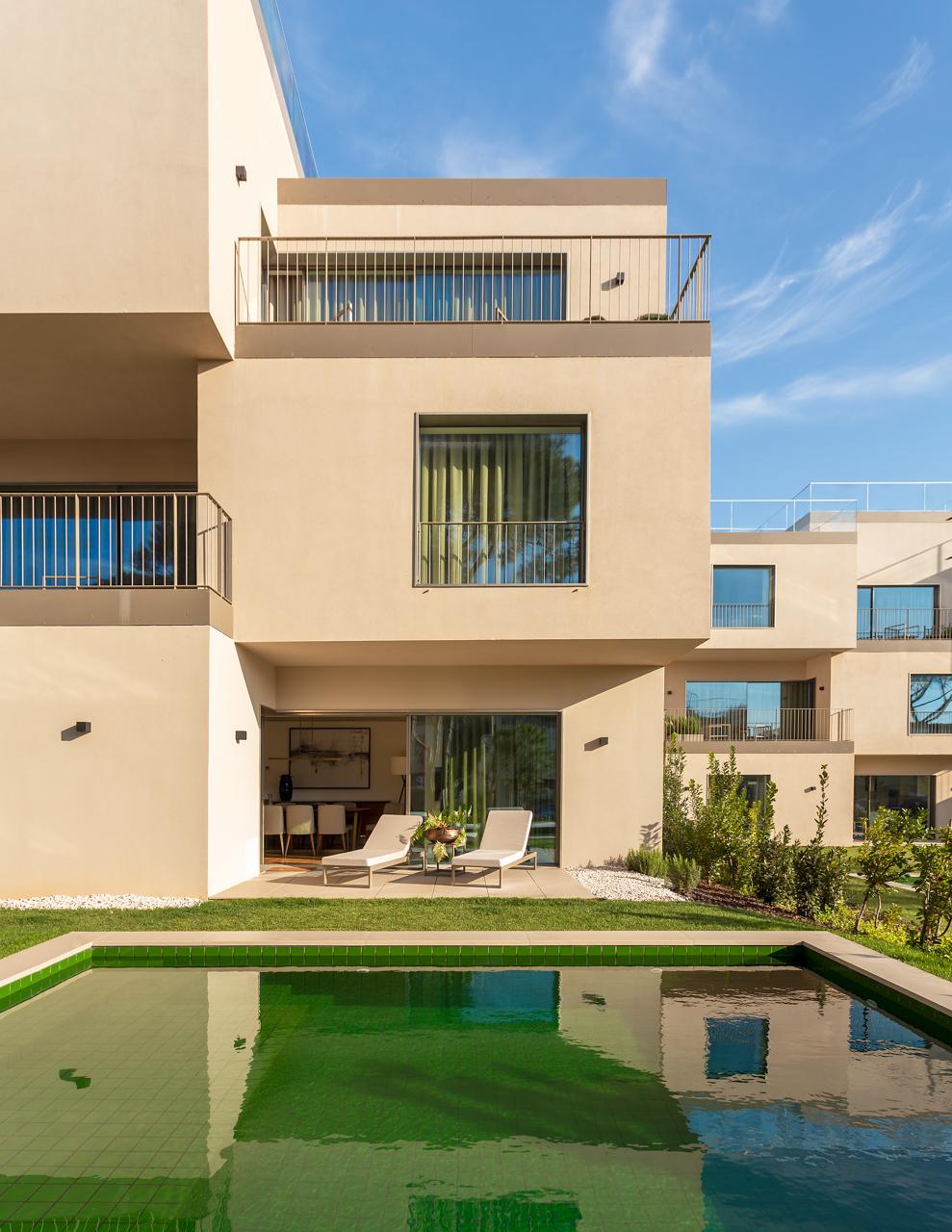 Fotografia de arquitectura destacando a volumetria dos edif&iacute;cios do Marinha Prime em Cascais