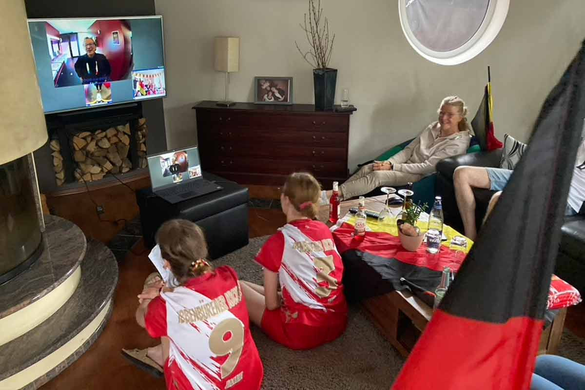 Das Wohnzimmer verwandelte sich in ein Mini-Stadion. [Foto: Privat]