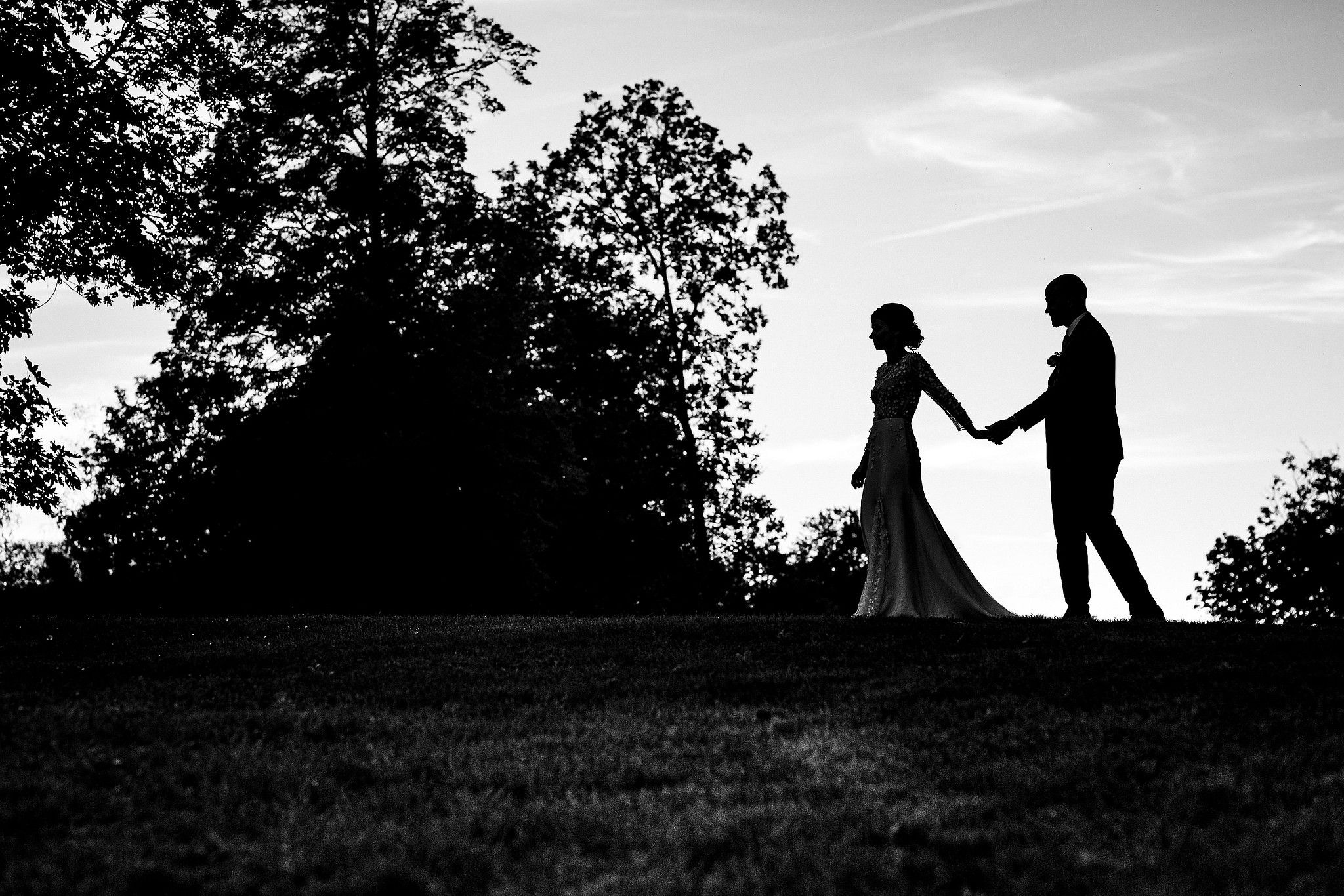 Photo de couple pendant le mariage. La mari&eacute;e tient par la main son mari captur&eacute; par S&eacute;bastien CLAVEL photographe de Mariage &agrave; Lyon et Gen&egrave;ve