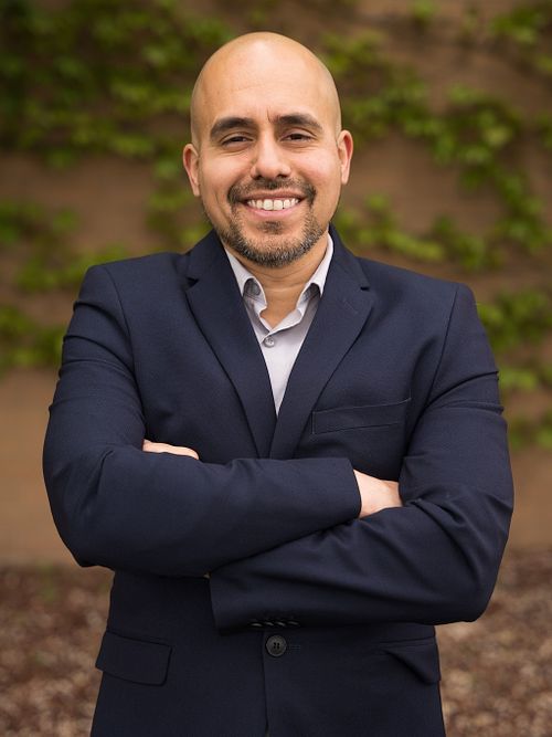 Hello, my name is Lazaro and I am a portrait photographer based in Fort Worth, TX.