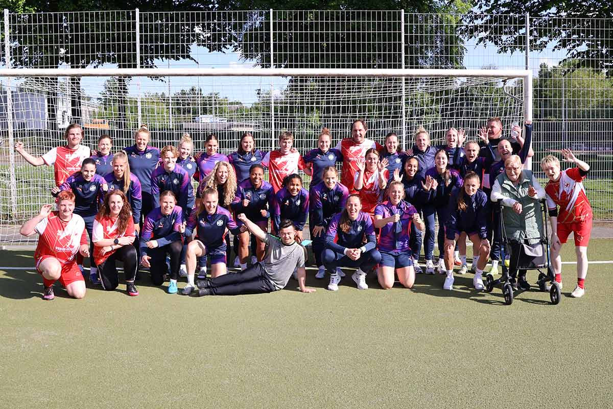 Das Erinnerungsfoto mit dem Team der SGS Essen
