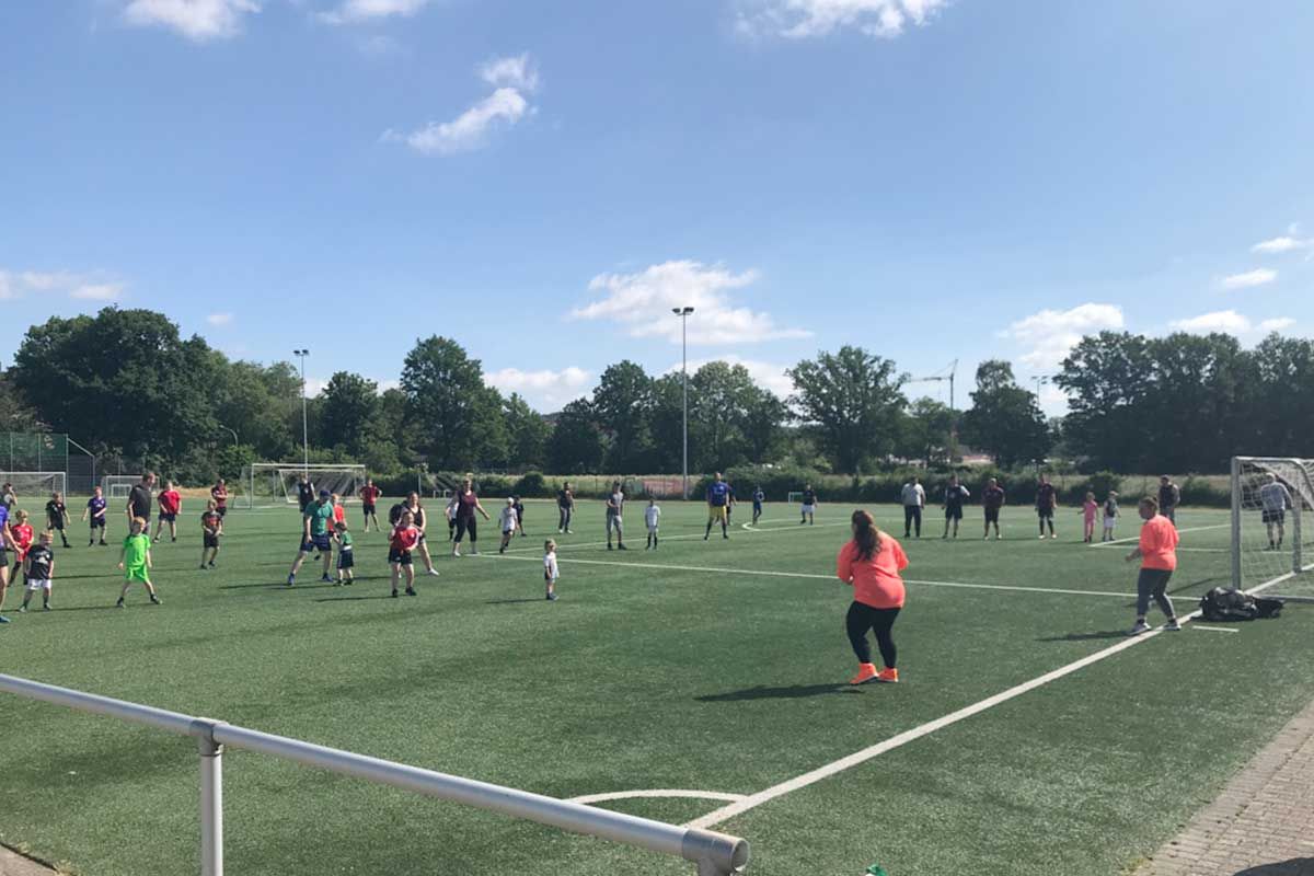 Zumba®-Trainerin Sabrina Freinatis leitet das Warm-Up ein.