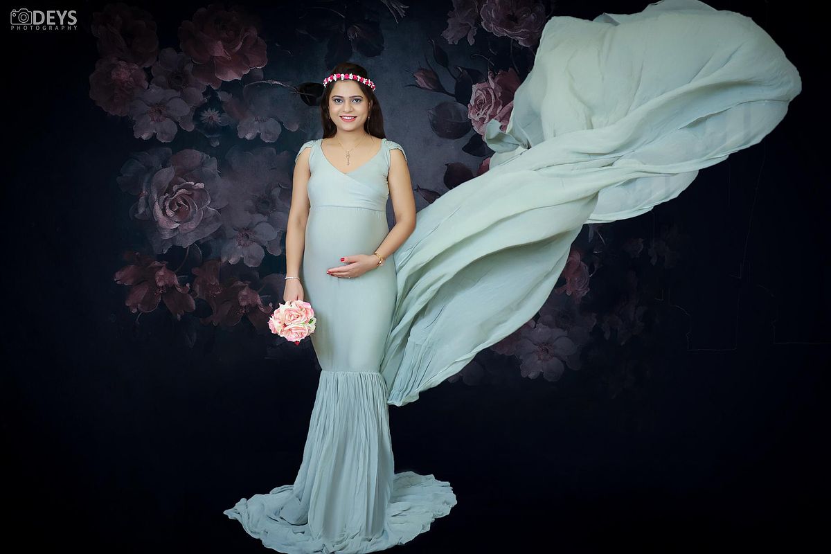 Mermaid gown maternity studio photoshoot in Delhi