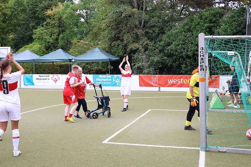 Frauenfußballturnier in Essen - Oma Gunda trifft und wird lautstark gefeiert