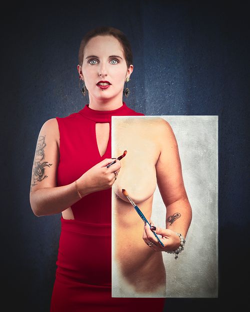 Photographie fine art d'une femme en robe rouge tenant un cadre repr&eacute;sentant son propre corps nu qu'elle peint, illustrant l&rsquo;auto-repr&eacute;sentation, la construction identitaire et la dualit&eacute; apparence/intimit&eacute; &mdash; &oelig;uvre de Pascal Yennis, Namur, Belgique.