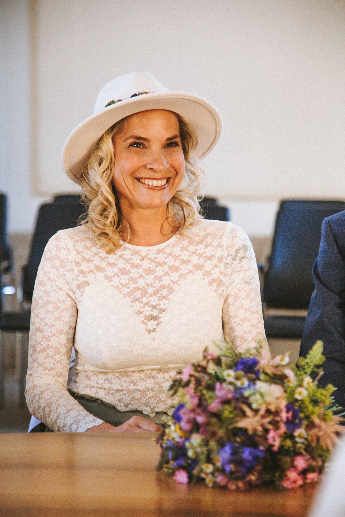 Ausdrucksstarkes Portrait einer strahlend gl&uuml;cklichen Braut, emotionale Hochzeitsfotografie in K&ouml;ln und NRW.