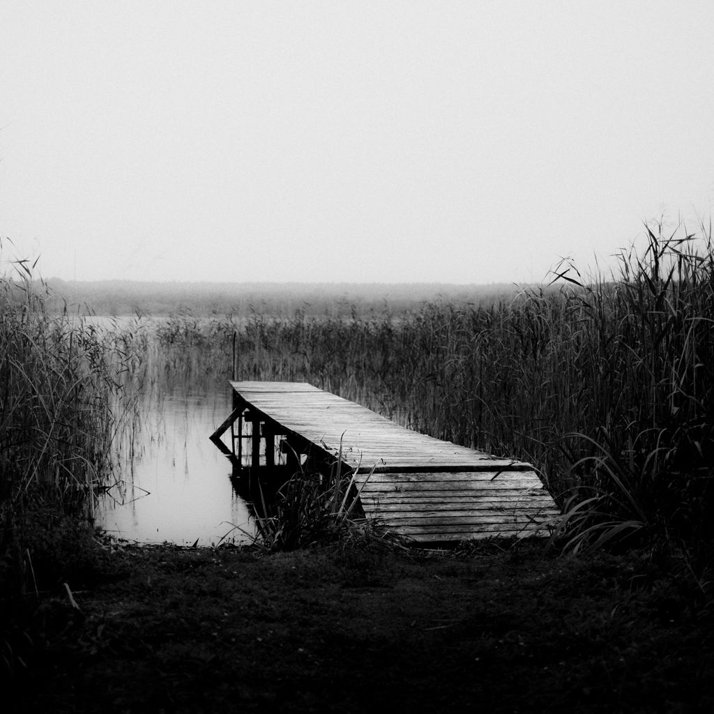 Czarno-białe kwadratowe zdjęcie pomostu nad Jeziorem Zdworskim w Matyldowie, z minimalistyczną kompozycją i wysokim kontrastem