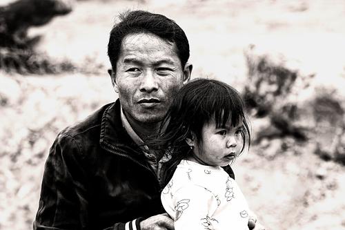 Portrait d'un homme et d'un enfant pris en photo de rue à Sapa au Vietnam