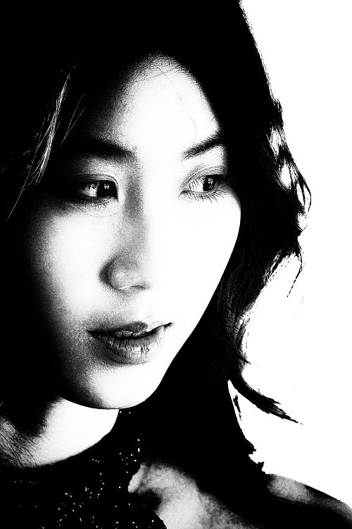 Portrait d'une jeune femme prise en photo de rue à Hanoï au Vietnam