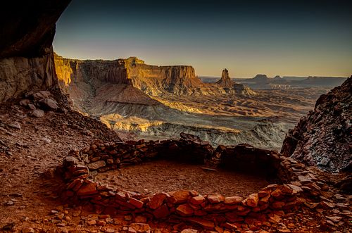 7 foot photographer, workshop tour in US, United States, false kiva, canyonlands national park, utah