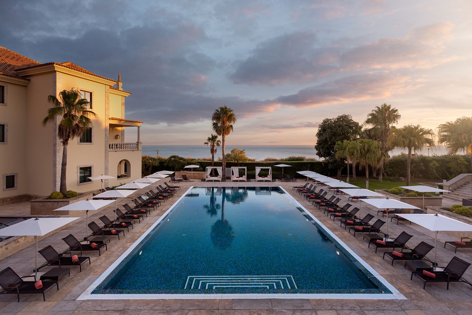 Piscina exterior do Grande Real Villa Itália Hotel & Spa em Cascais, fotografada ao entardecer por Pedro Brás Photography — fotografia profissional de hotelaria e resorts de luxo em Portugal.