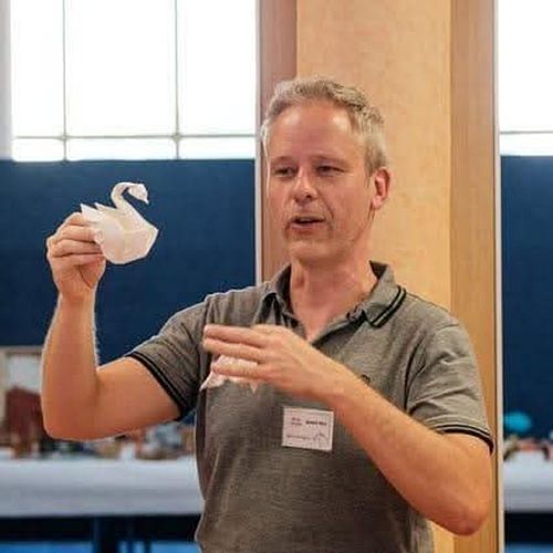 Steve De Clercq is origami artiest en leerkracht met jarenlange ervaring.