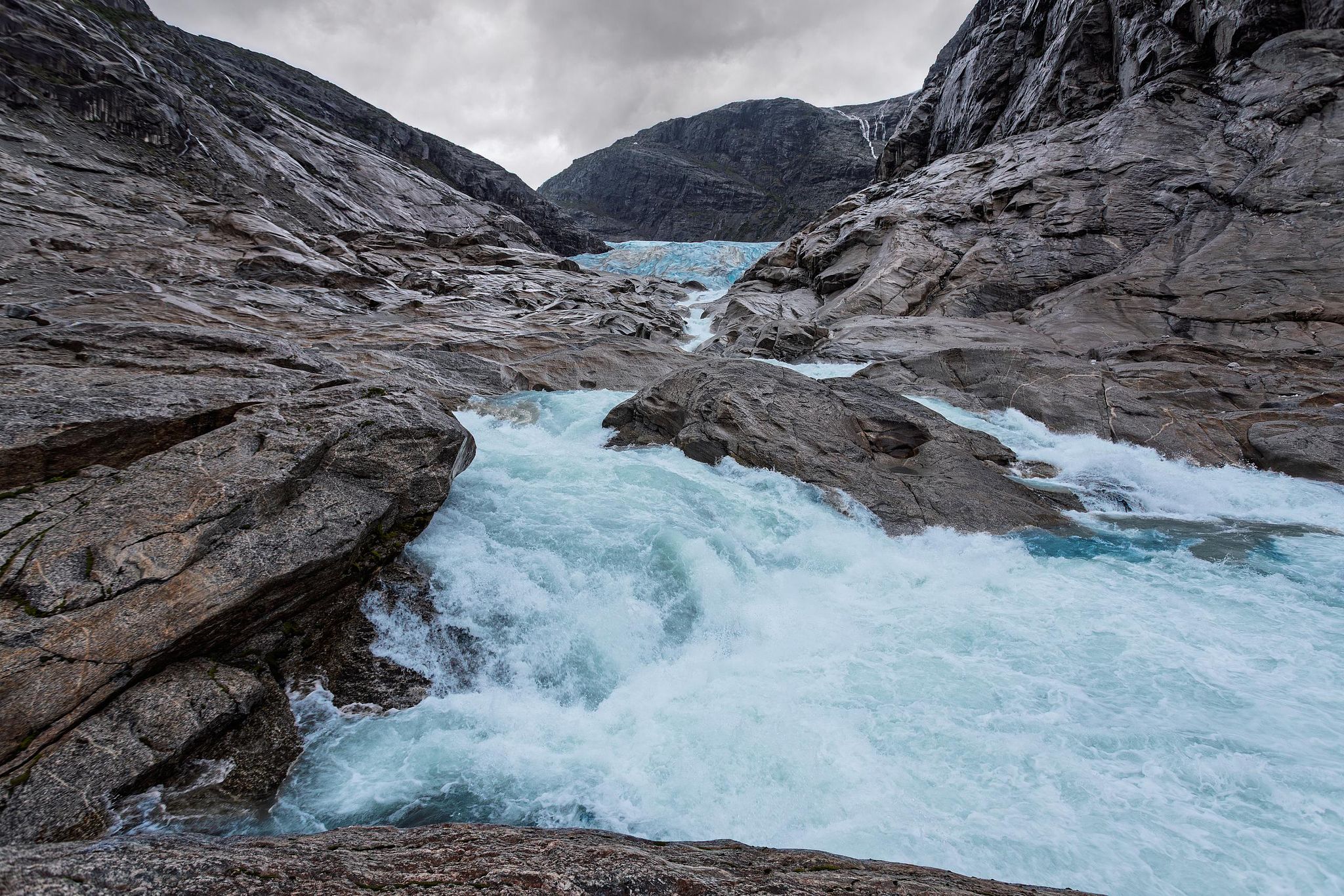 Cours d’eau issu d’un glacier entre dalles rocheuses.