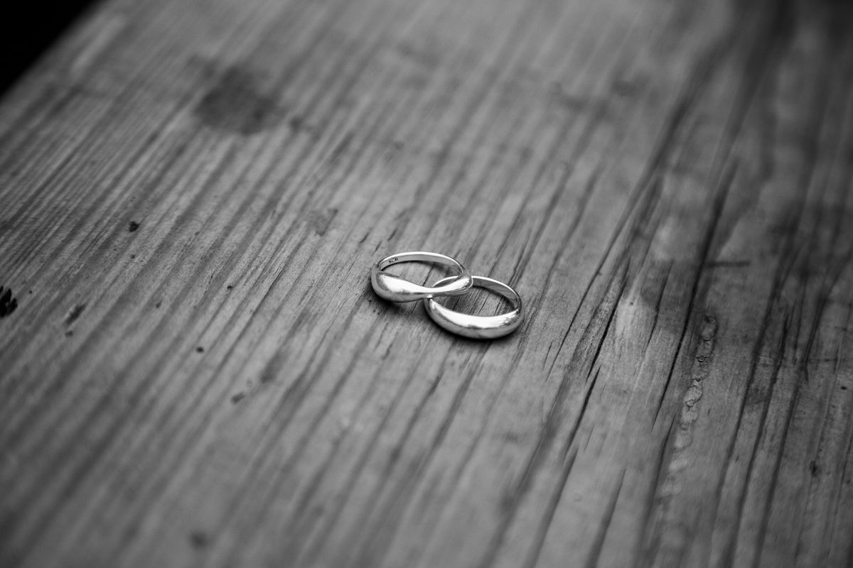 Makro-Detailaufnahme der beiden Eheringe, die auf einem dekorativen Tisch oder Untergrund liegen, Stillleben der Hochzeitsaccessoires in K&ouml;ln.