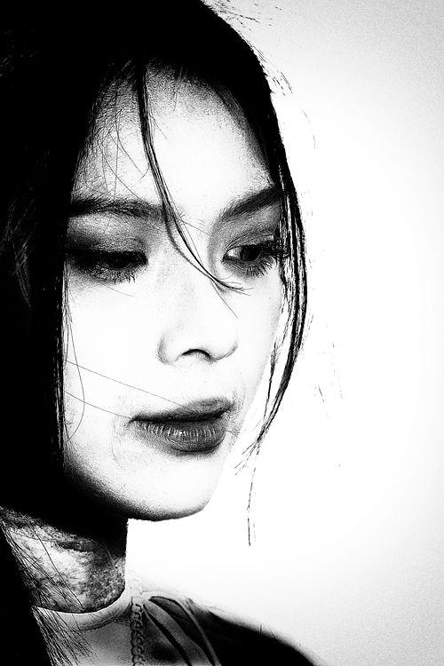 Portrait d'une jeune femme prise en photo de rue à Hanoï au Vietnam