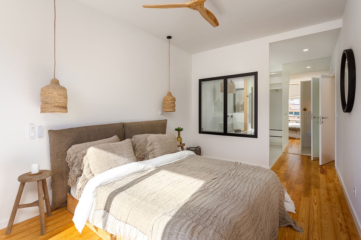 Quarto de apartamento T2 na Guia em Cascais com luz natural e influ&ecirc;ncia da vista mar