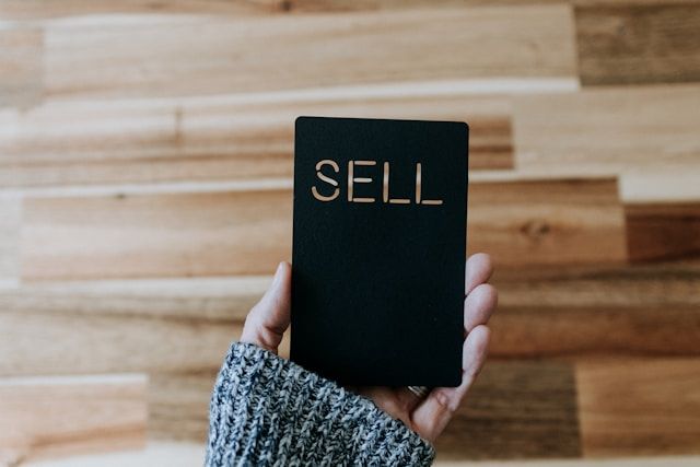 Imagen de un teléfono que muestra el texto "vender". Indicando venta