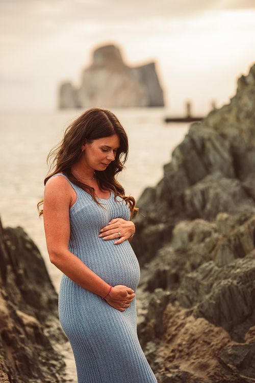 donna in gravidanza sullo sfondo di Masua in Sardegna