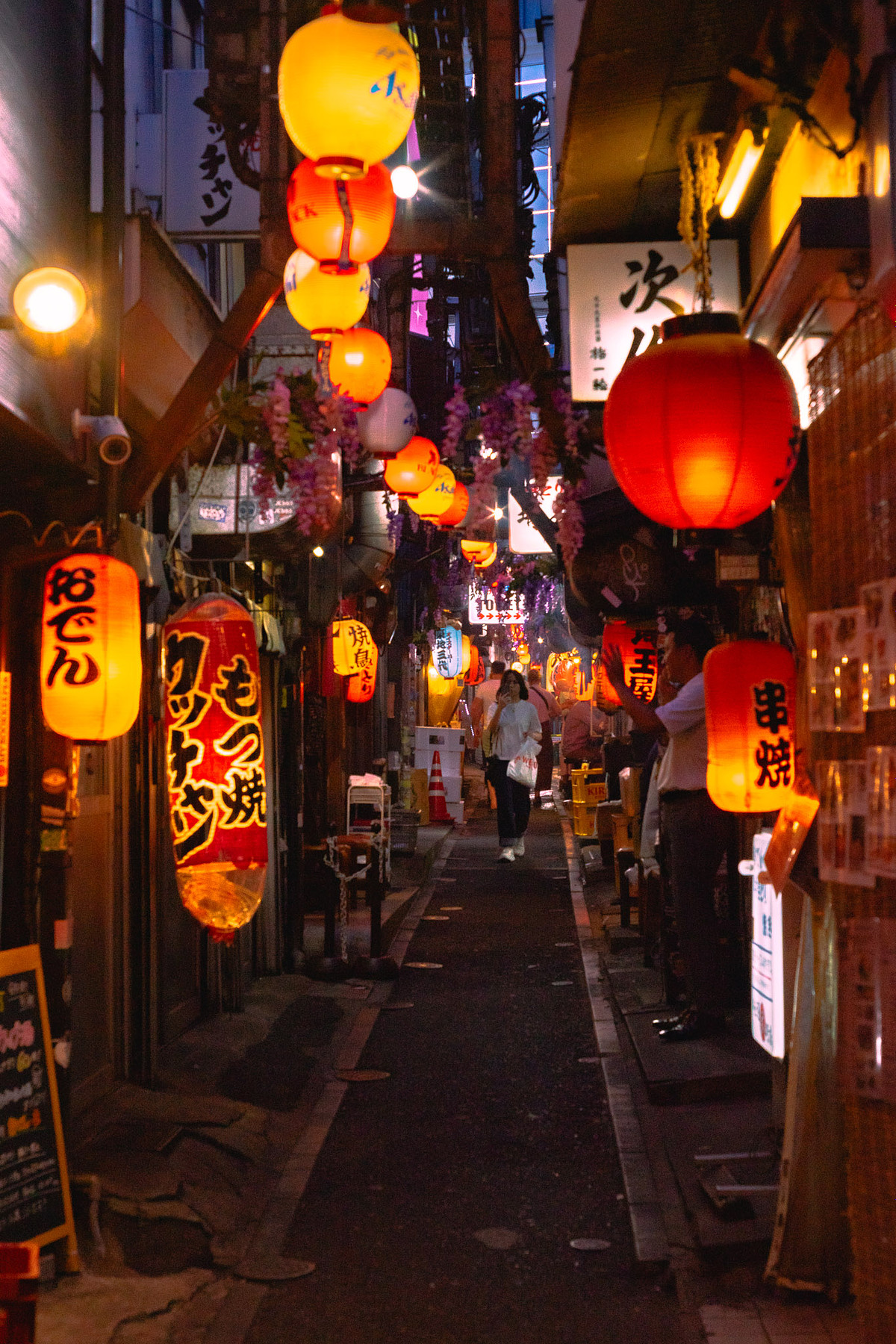 Ruelle d'Omoide Yokocho à Shinjuku, lanternes rouges et enseignes des izakayas