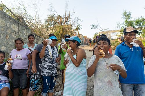 Shared meal moment during World Central Kitchen relief work in Acapulco — photojournalism by David Andrade