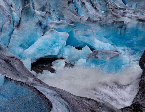Cavité glaciaire norvégienne, contraste clair-obscur