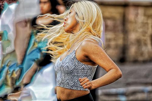 Portrait d'une jeune danseuse de Bolivie