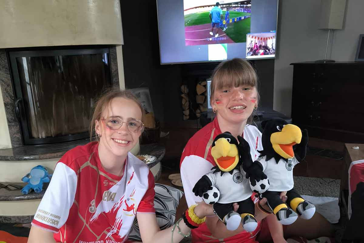 Eva Maug (I.) und Jamie Volkeri im Fußballfieber und per Video-Roboter mit der Frauen-EM verbunden.