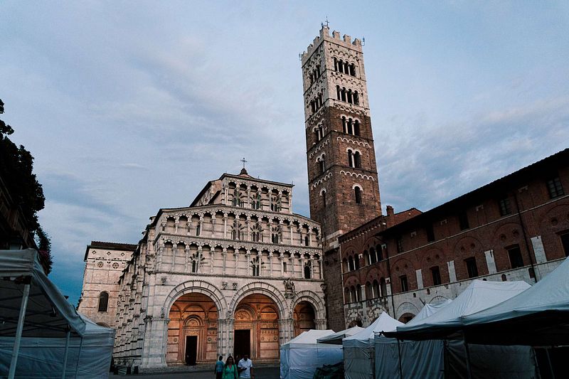 Lucca im Dämmerlicht: Wenn Geschichte auf dramatische Schatten trifft