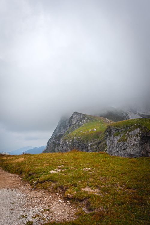 Crêtes rocheuses partiellement couvertes de brume.