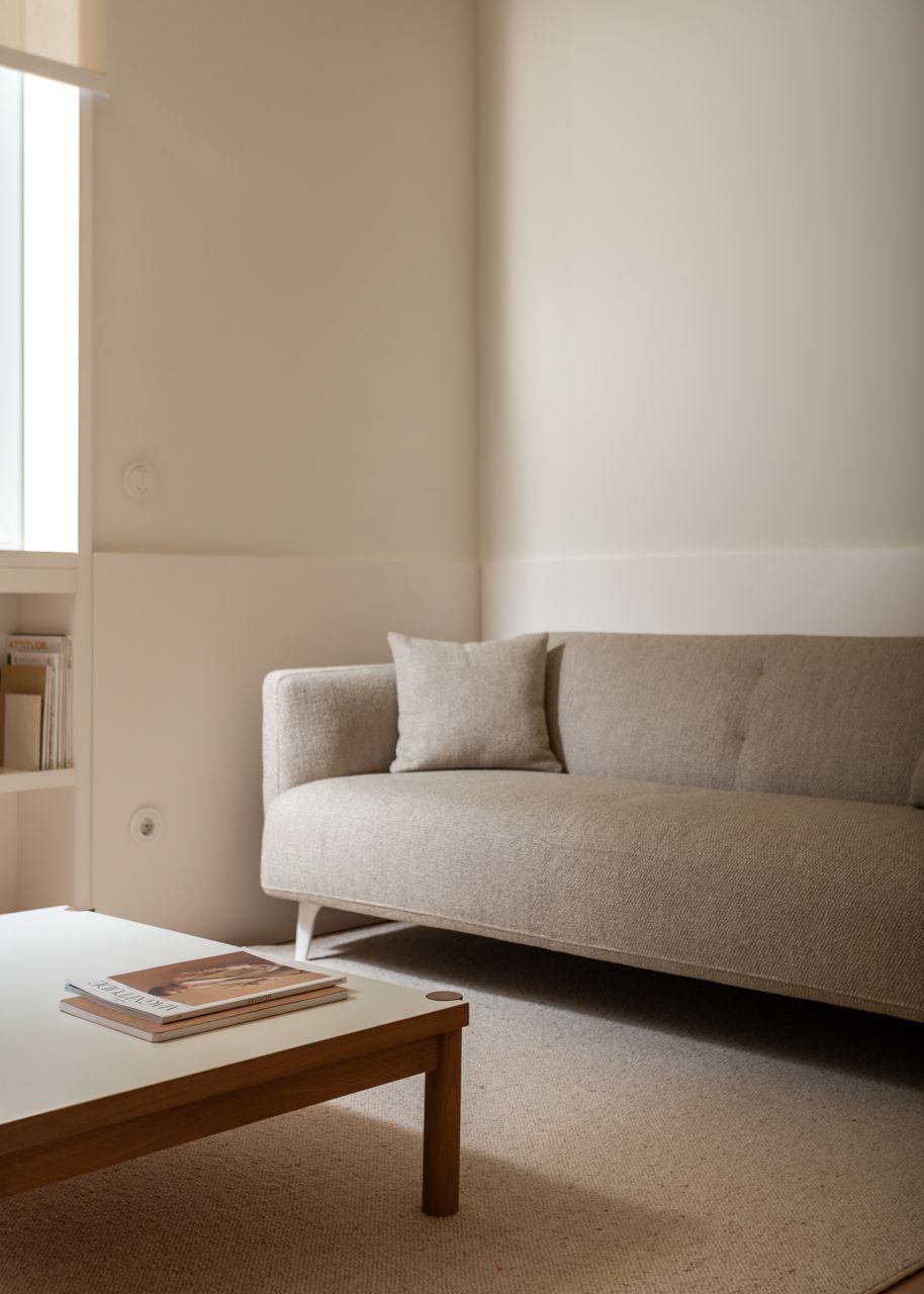 Fotografia de no Apartamento Reabilitado na Av. Roma, Lisboa, projeto do ATELIÊ 22.