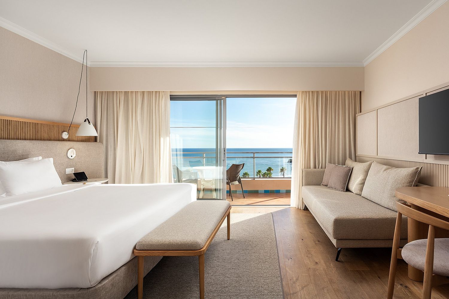 Suite totalmente renovada no Grande Real Santa Eulália Resort & Hotel Spa em Albufeira, fotografada por Pedro Brás Photography — fotografia profissional de hotelaria e interiores de luxo em Portugal.