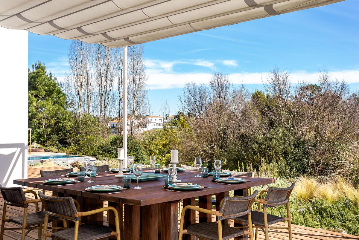 Fotografia de interiores de moradia T3 na Comporta com luz natural e homestaging