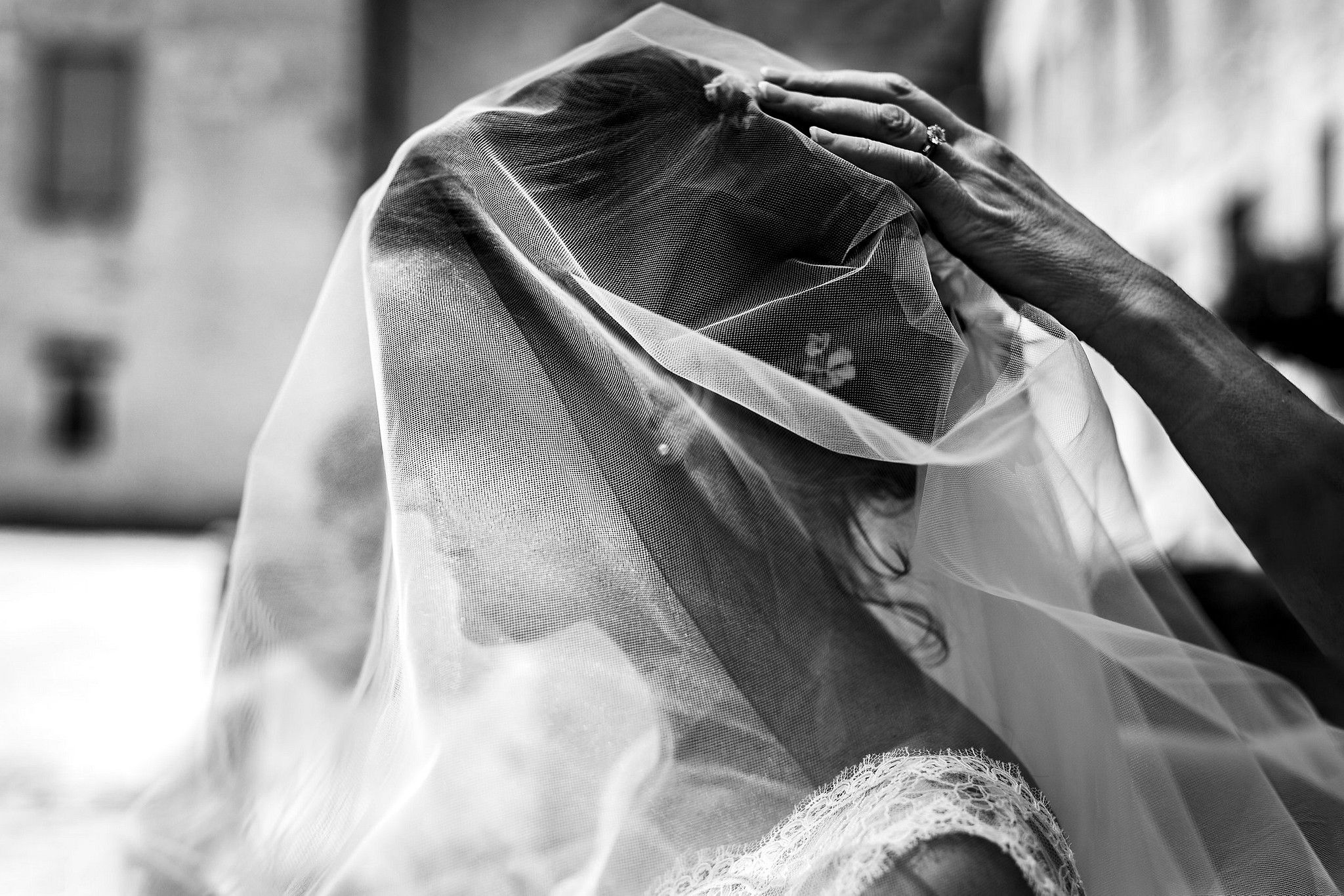 M&egrave;re de la mari&eacute;e qui pose sa main sur sa t&ecirc;te captur&eacute; par S&eacute;bastien CLAVEL photographe de Mariage &agrave; Lyon et Gen&egrave;ve
