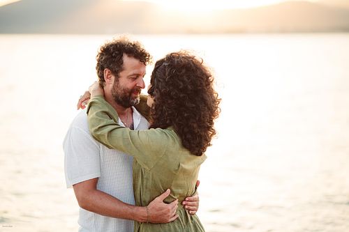 "coppia abbracciata in spiaggia ad Alghero"