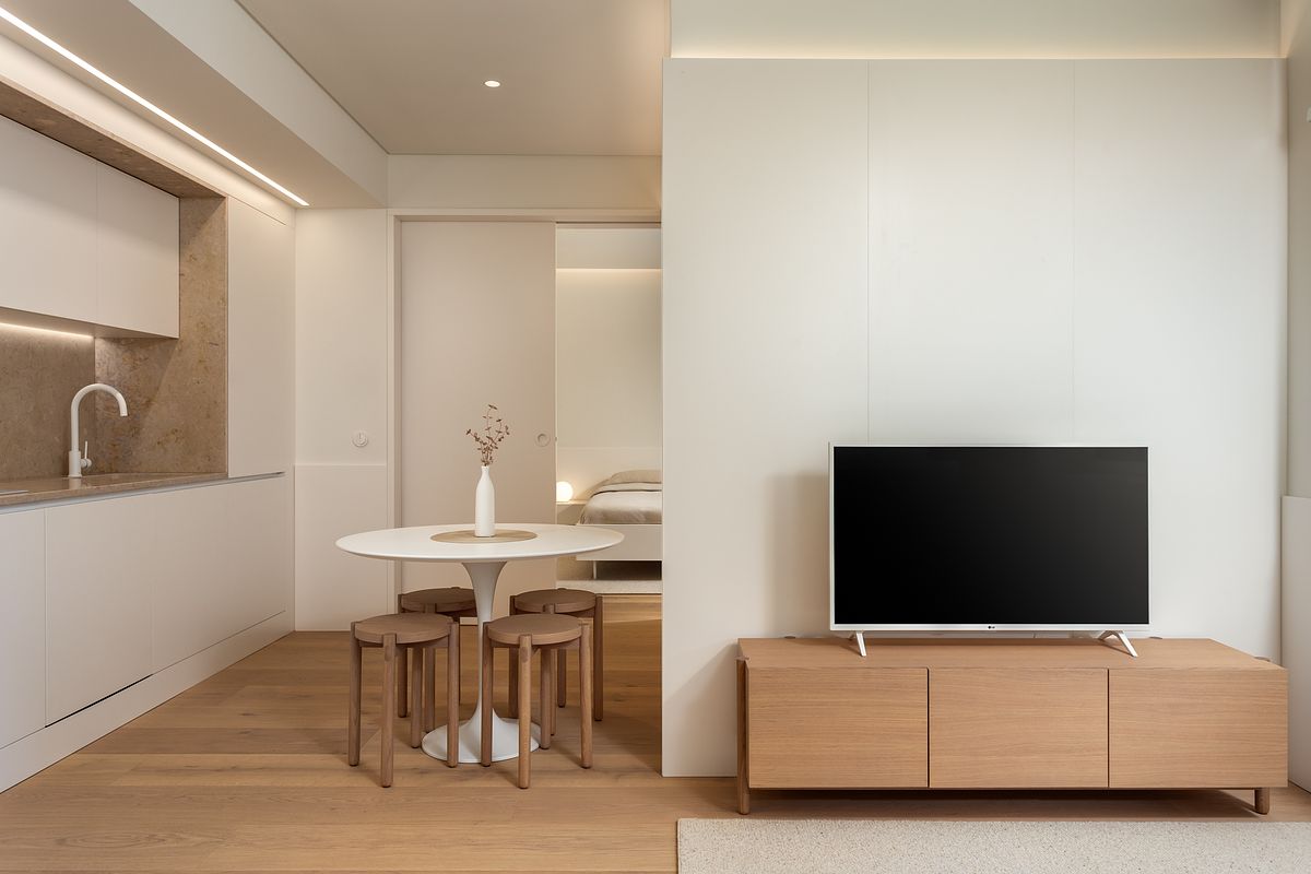 Fotografia de no Apartamento Reabilitado na Av. Roma, Lisboa, projeto do ATELIÊ 22.