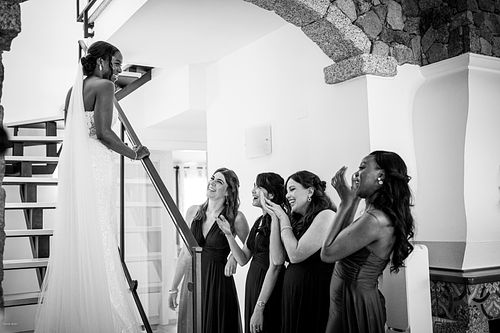 "momento emozionante rubato di sposa che scende dalle scale e vien vista dalle damigelle"