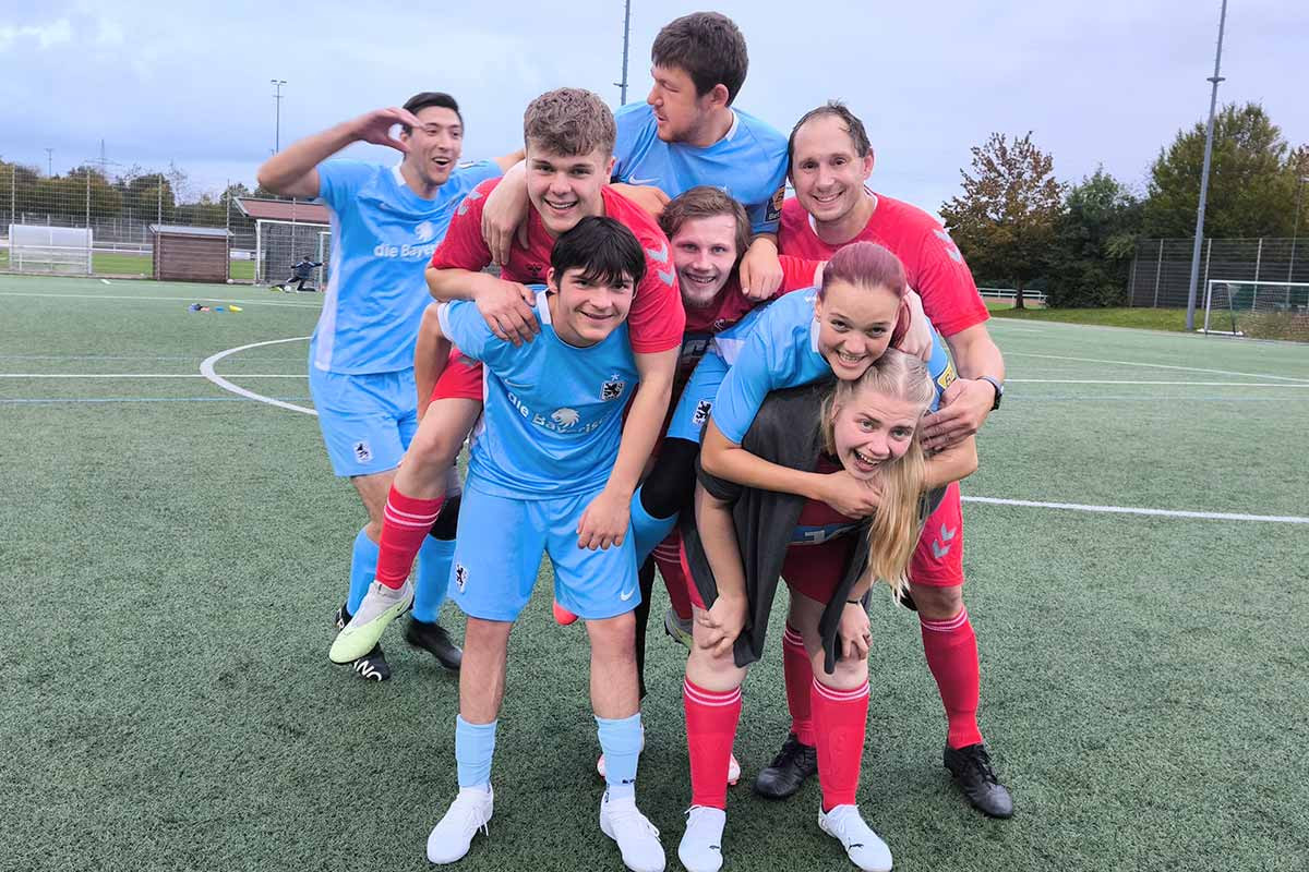 Spielerinnen und Spieler von 1860 München und Ibbenbürener Kickers freuen sich gemeinsam