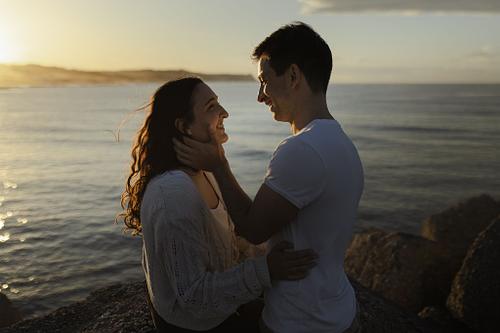 A piedi scalzi in riva al mare