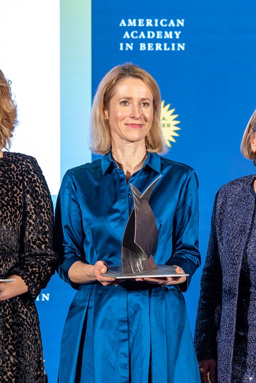 Kaja Kallas holding the Henry A. Kissinger Prize on stage at the Axica Convention Centre.