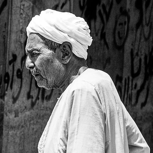 Portrait de l'homme aux graffitis au Caire en Egypte
