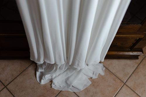 Dettaglio raffinato dell'abito della sposa