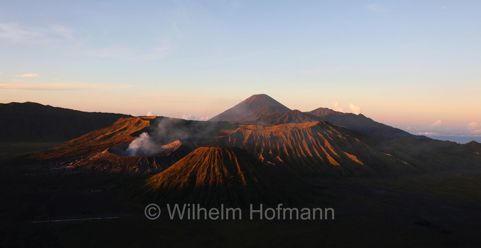 Mount Bromo, Bromo, Semeru, King Kong Hill, East Java, Indonesia, Indonesien, Sunrise, Sonnenaufgang, ﻿Bromo Tengger Semeru National Park, Nationalpark Bromo-Tengger-Semeru, parco nazionale di Bromo Tengger Semeru