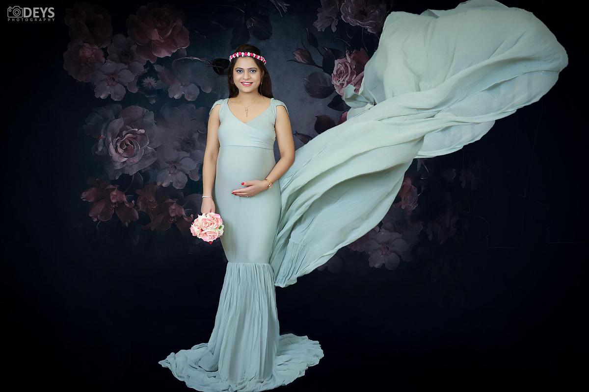Mermaid gown maternity studio photoshoot in Delhi