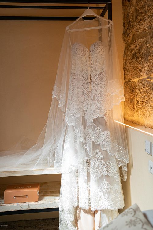 "abito della sposa appeso"