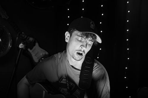 Warren Ireland – The Black Market Venue, WarsopThe Black Market Venue lit up last night with the sound of Warren Ireland, one of Nottingham’s finest looping artists, delivering a set that was equal parts inventive and uplifting.Armed with his loop