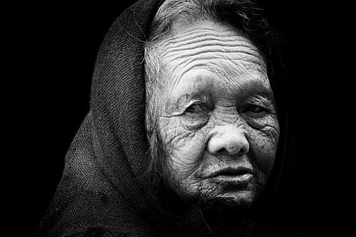 Portrait d'une femme pris en photo de rue à Sapa au Vietnam