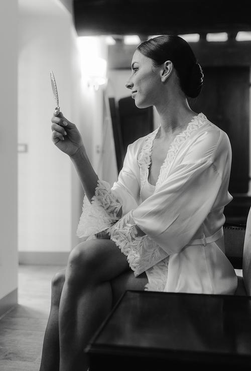 Preparativi sposa emozioni matrimonio Badia San Vittore Cingoli fotografie intime